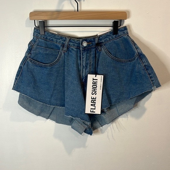 NWT | Womens | Almost Famous | The Flare Short | Size 7 - Picture 1 of 5